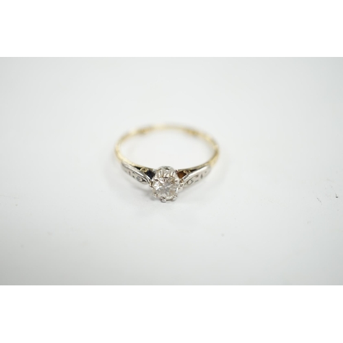 932 - An 18ct, plat and single stone diamond set ring, with diamond chip set shoulders, size O/P, gross we... 