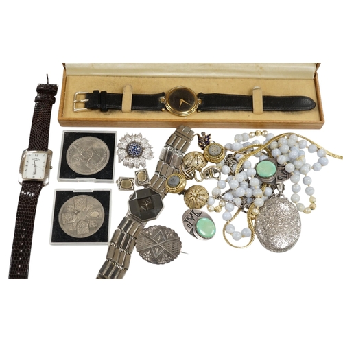 941 - Sundry jewellery and watches, including a late Victorian silver oval locket, an agate bead necklace,... 