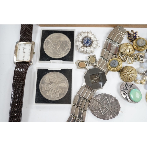 941 - Sundry jewellery and watches, including a late Victorian silver oval locket, an agate bead necklace,... 