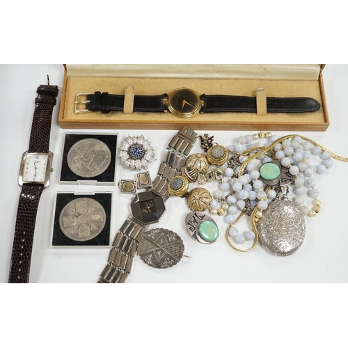 941 - Sundry jewellery and watches, including a late Victorian silver oval locket, an agate bead necklace,... 