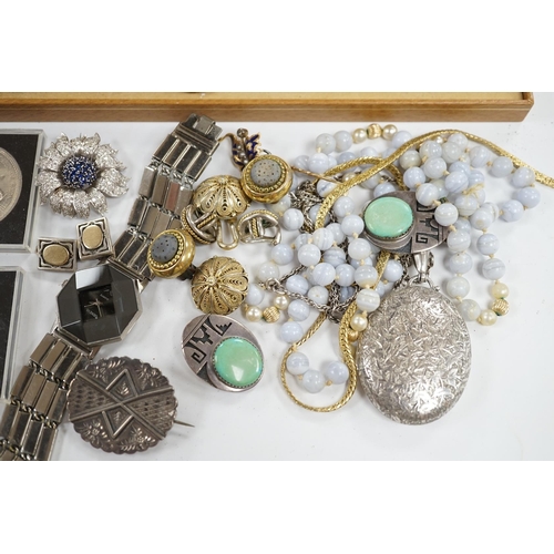 941 - Sundry jewellery and watches, including a late Victorian silver oval locket, an agate bead necklace,... 