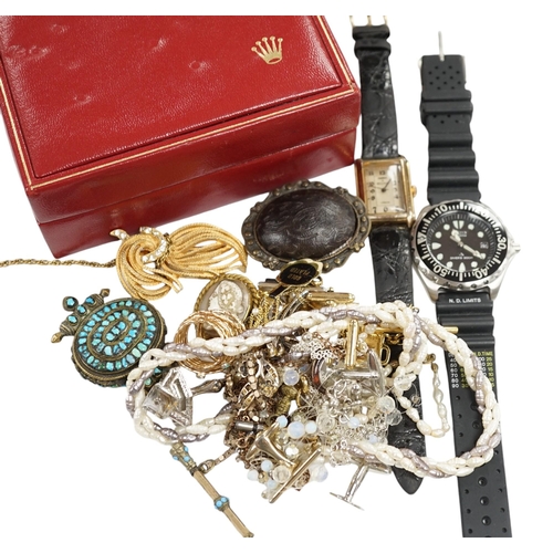 942 - A small group of assorted costume jewellery including cufflinks, rings, brooches etc. together with ... 