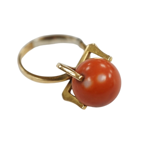 948 - A continental yellow metal and single stone coral bead set dress ring, size O, gross weight 7.7 gram... 