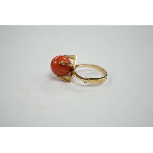 948 - A continental yellow metal and single stone coral bead set dress ring, size O, gross weight 7.7 gram... 