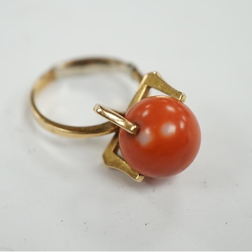 948 - A continental yellow metal and single stone coral bead set dress ring, size O, gross weight 7.7 gram... 