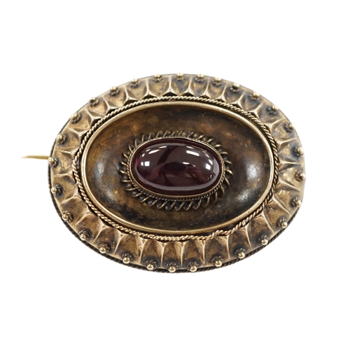 952 - A Victorian yellow metal and single stone oval cabochon garnet set oval brooch, with glazed back, 33... 