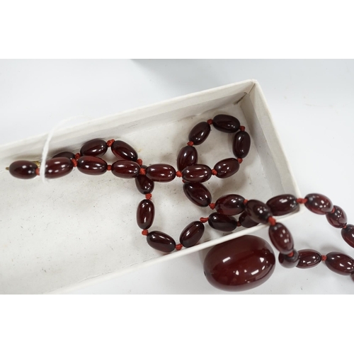 976 - A single strand graduated simulated cherry amber bead necklace, gross weight 66 grams (string a.f.) ... 