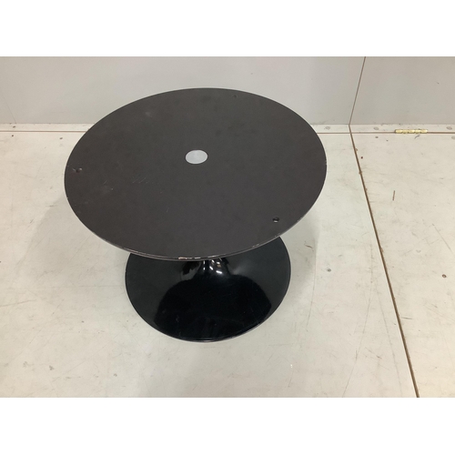 1024 - A Knoll Studios Saarinen coffee table, diameter 90cm, height 38cm. Condition - fair