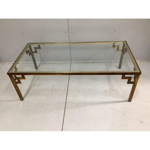 1040 - A pair of mid century brass and clear glass top coffee tables, width 122cm, depth 62cm, height 41cm.... 