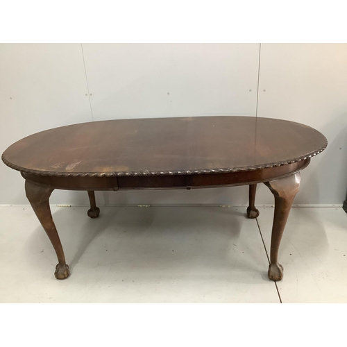 1139 - An early 20th century mahogany extending dining table, label for Waring and Gillow. 170cm extended, ... 