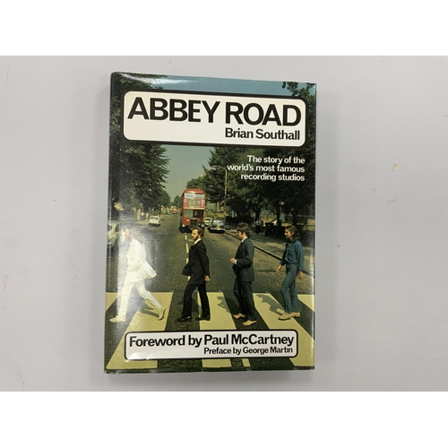 1363 - ° ° Brian Southall, Abbey Road, The story of the worlds most famous recording studios, pub. Patric... 