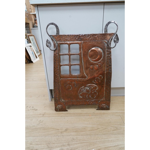 1423 - An Arts and Crafts hammered copper and wrought iron fire screen, 73cm. Condition - fair to good, lac... 