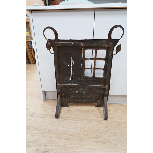 1423 - An Arts and Crafts hammered copper and wrought iron fire screen, 73cm. Condition - fair to good, lac... 