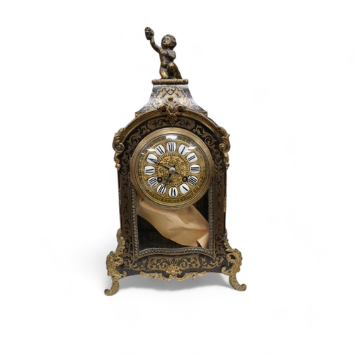 1440 - A late 19th century French boulle work mantel clock, with key and pendulum, 40cm. Condition - fair t... 