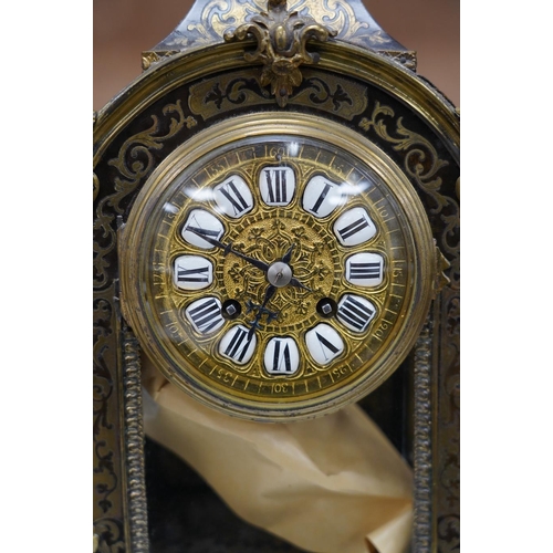 1440 - A late 19th century French boulle work mantel clock, with key and pendulum, 40cm. Condition - fair t... 