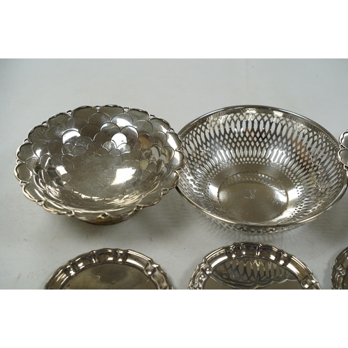 1840 - A pair of George V silver pedestal bonbon dishes, Birmingham, 1916, diameter 12.7cm, a set of four s... 