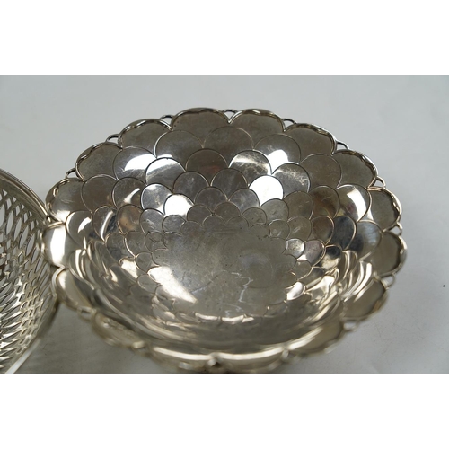 1840 - A pair of George V silver pedestal bonbon dishes, Birmingham, 1916, diameter 12.7cm, a set of four s... 