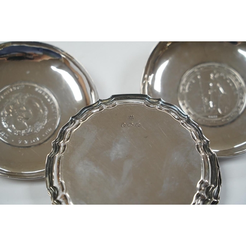 1840 - A pair of George V silver pedestal bonbon dishes, Birmingham, 1916, diameter 12.7cm, a set of four s... 