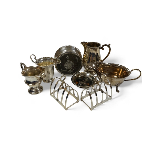 1841 - Sundry small silver including a pair of toast racks, Sheffield, 1936, three cream jugs, a sauceboat ... 