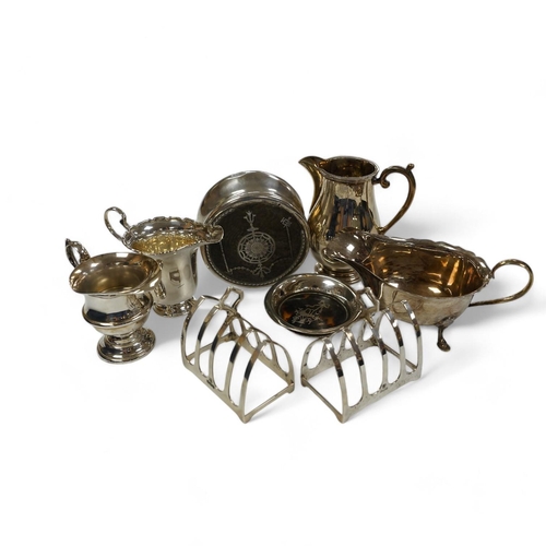 1841 - Sundry small silver including a pair of toast racks, Sheffield, 1936, three cream jugs, a sauceboat ... 