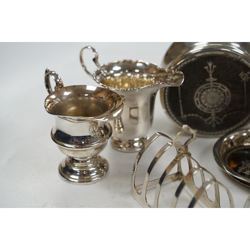 1841 - Sundry small silver including a pair of toast racks, Sheffield, 1936, three cream jugs, a sauceboat ... 