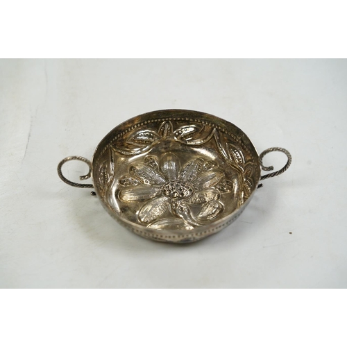 1857 - An Edwardian 17th century style Britannia standard silver porringer, by Maurice Freeman, London, cir... 