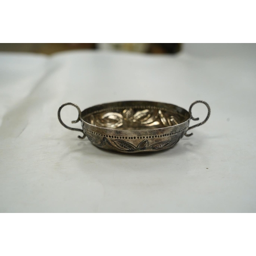 1857 - An Edwardian 17th century style Britannia standard silver porringer, by Maurice Freeman, London, cir... 