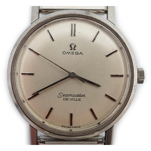 189 - A gentleman's 1960's? stainless steel Omega Seamaster de Ville manual wind wrist watch, with baton n... 