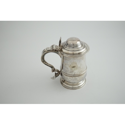 30 - A George III silver tankard, by Thomas Wallis I, of baluster form, with hinged domed cover, banded g... 