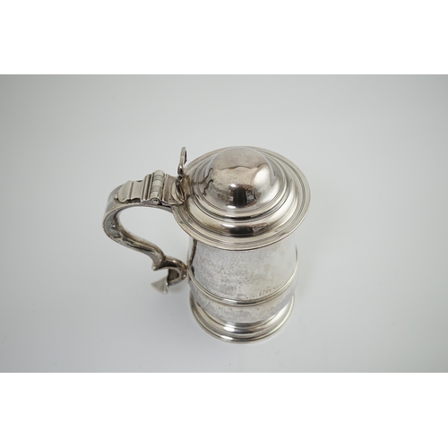 30 - A George III silver tankard, by Thomas Wallis I, of baluster form, with hinged domed cover, banded g... 