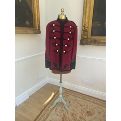 184 - A mens military bandsman's uniform (jacket and trousers). Size Medium/Large