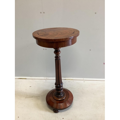 76 - A William IV circular mahogany wine table, diameter 37cm, height 78cm. Condition - fair