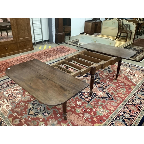 40 - A Regency Gillows style mahogany extending dining table, 276cm extended, three spare leaves, depth 1... 