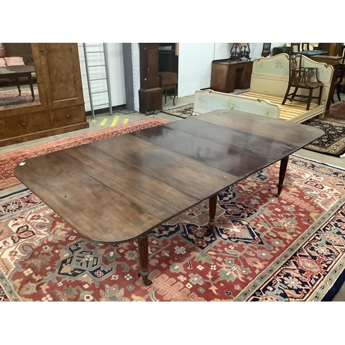 40 - A Regency Gillows style mahogany extending dining table, 276cm extended, three spare leaves, depth 1... 