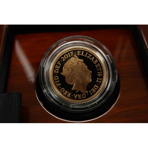 978 - British gold coins, Royal Mint UK QEII gold proof sovereign 2017, in wooden case of issue, no certif... 