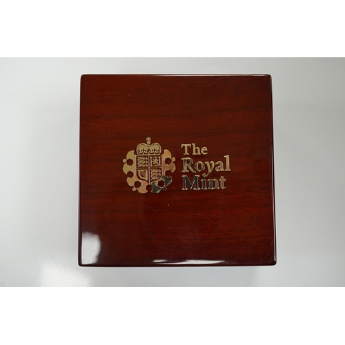 978 - British gold coins, Royal Mint UK QEII gold proof sovereign 2017, in wooden case of issue, no certif... 