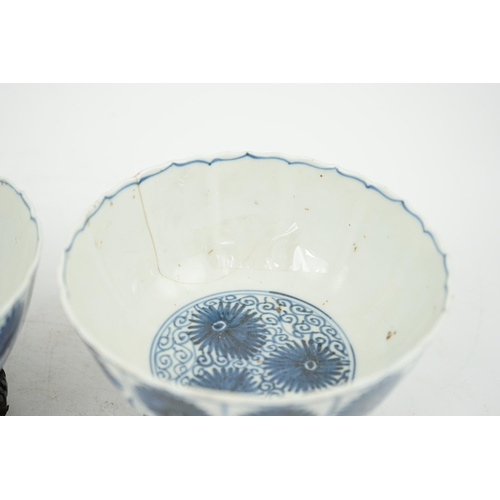 112 - A pair of Chinese blue and white Astor bowls, Kangxi period, each with a petal lobed rim the panel... 