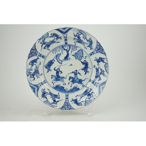 114 - A Chinese blue and white Yang Jia Jiang dish, Kangxi period (1662-1722), painted with warriors on ... 