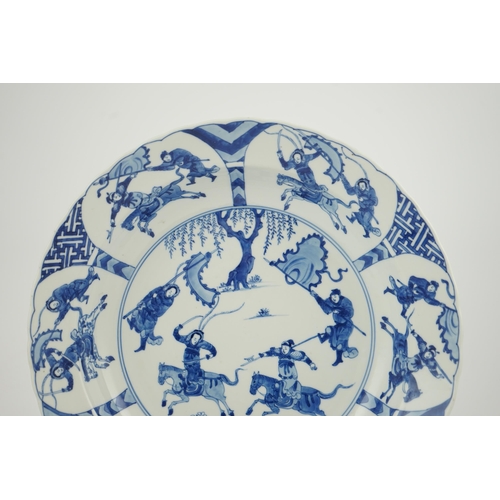 114 - A Chinese blue and white Yang Jia Jiang dish, Kangxi period (1662-1722), painted with warriors on ... 