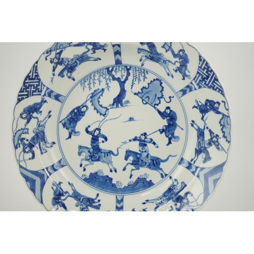 114 - A Chinese blue and white Yang Jia Jiang dish, Kangxi period (1662-1722), painted with warriors on ... 