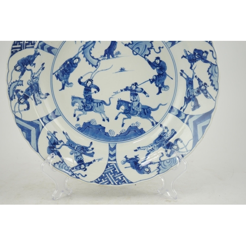 114 - A Chinese blue and white Yang Jia Jiang dish, Kangxi period (1662-1722), painted with warriors on ... 