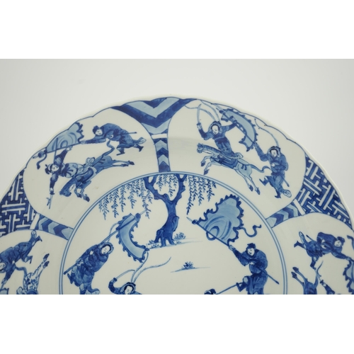 114 - A Chinese blue and white Yang Jia Jiang dish, Kangxi period (1662-1722), painted with warriors on ... 