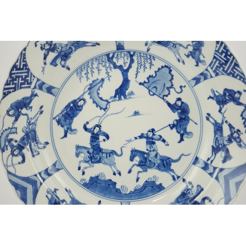 114 - A Chinese blue and white Yang Jia Jiang dish, Kangxi period (1662-1722), painted with warriors on ... 