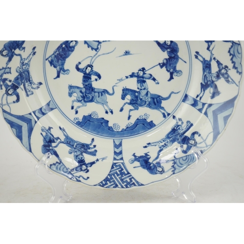 114 - A Chinese blue and white Yang Jia Jiang dish, Kangxi period (1662-1722), painted with warriors on ... 