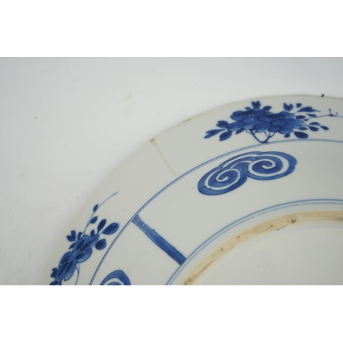 114 - A Chinese blue and white Yang Jia Jiang dish, Kangxi period (1662-1722), painted with warriors on ... 