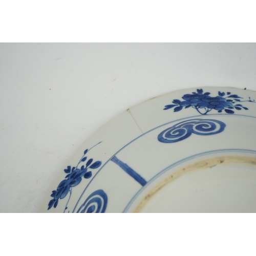 114 - A Chinese blue and white Yang Jia Jiang dish, Kangxi period (1662-1722), painted with warriors on ... 