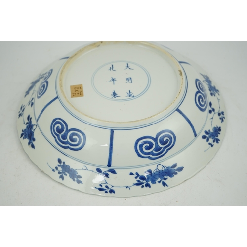 114 - A Chinese blue and white Yang Jia Jiang dish, Kangxi period (1662-1722), painted with warriors on ... 