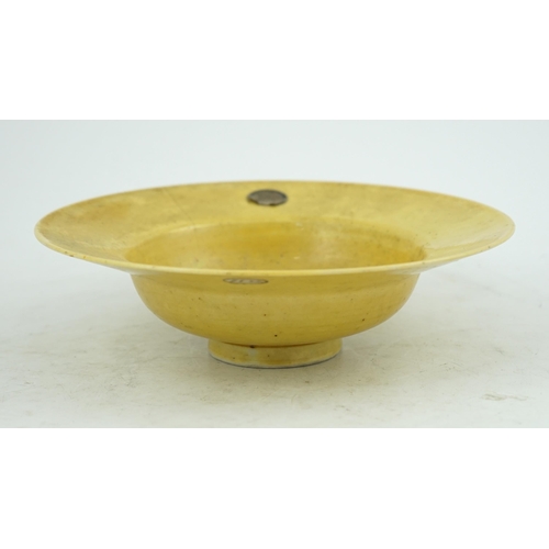 115 - A Chinese yellow glazed broad-rimmed bowl, Kangxi period (1662-1722), the broad rim above a deep cav... 