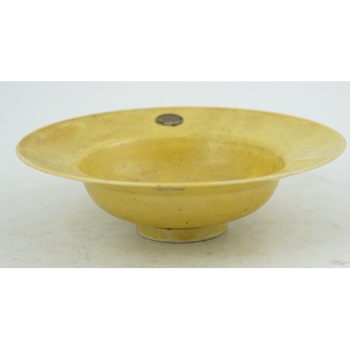 115 - A Chinese yellow glazed broad-rimmed bowl, Kangxi period (1662-1722), the broad rim above a deep cav... 