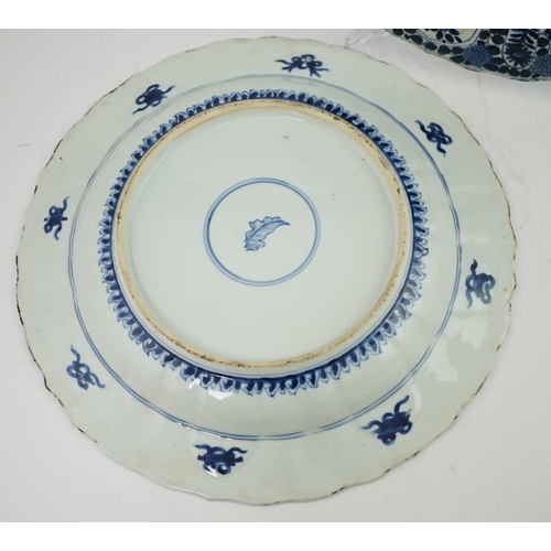 121 - A pair of Chinese blue and white chargers, Kangxi period (1662-1722), each painted to the centre wit... 